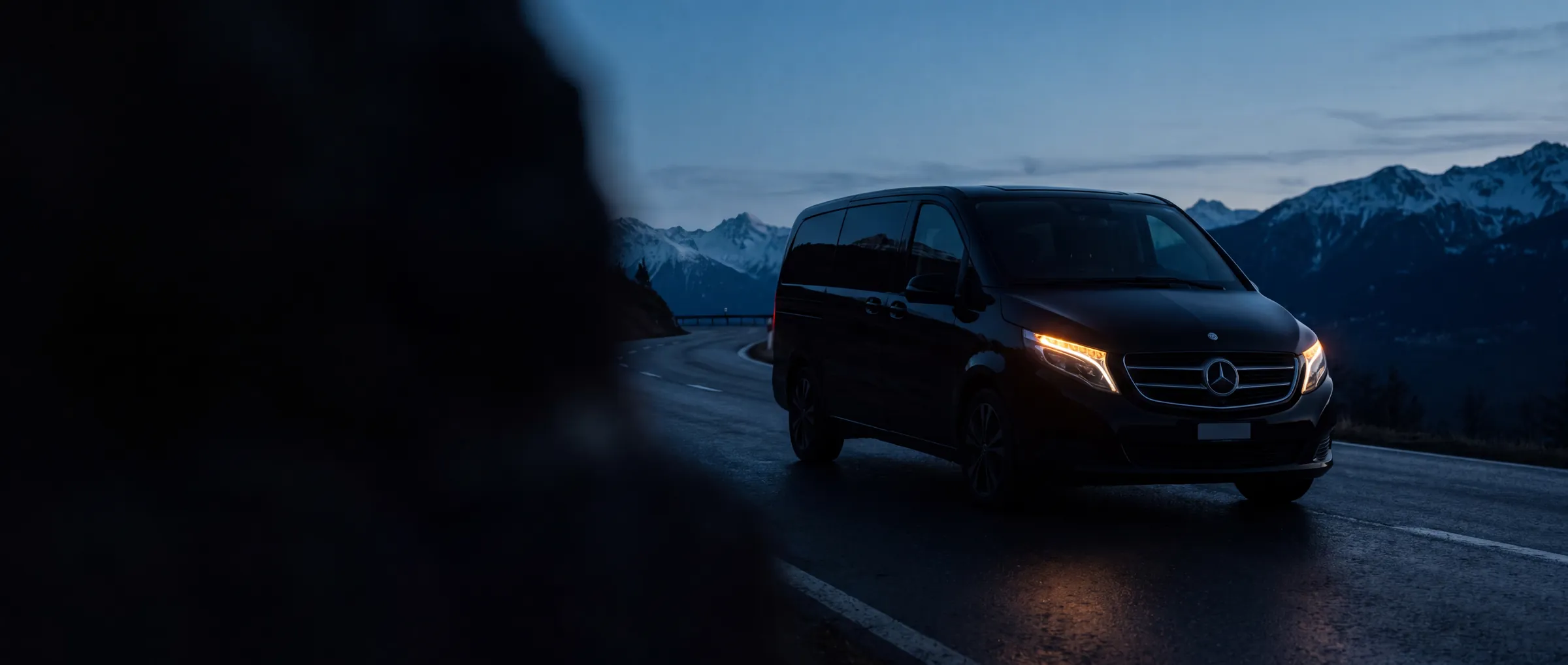 Van Mercedes sur une route alpine au crépuscule, réservez votre course